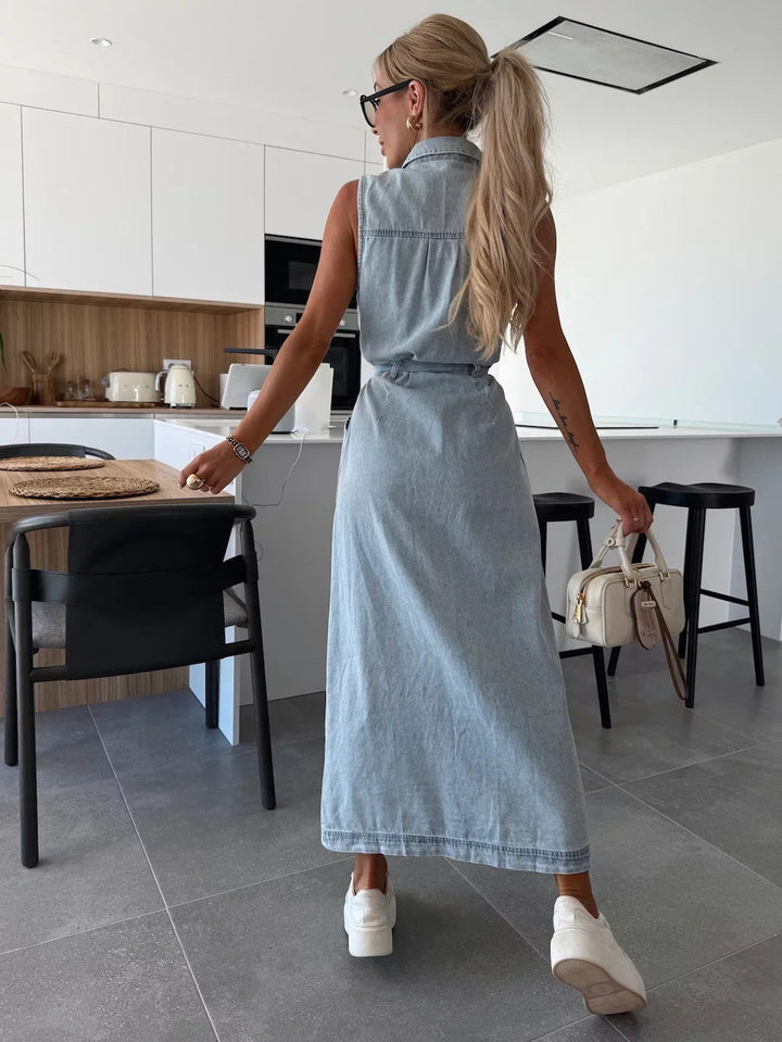 Modieuze casual dames maxi jurk met denimlook en ceintuur; perfect voor een ontspannen, trendy look.