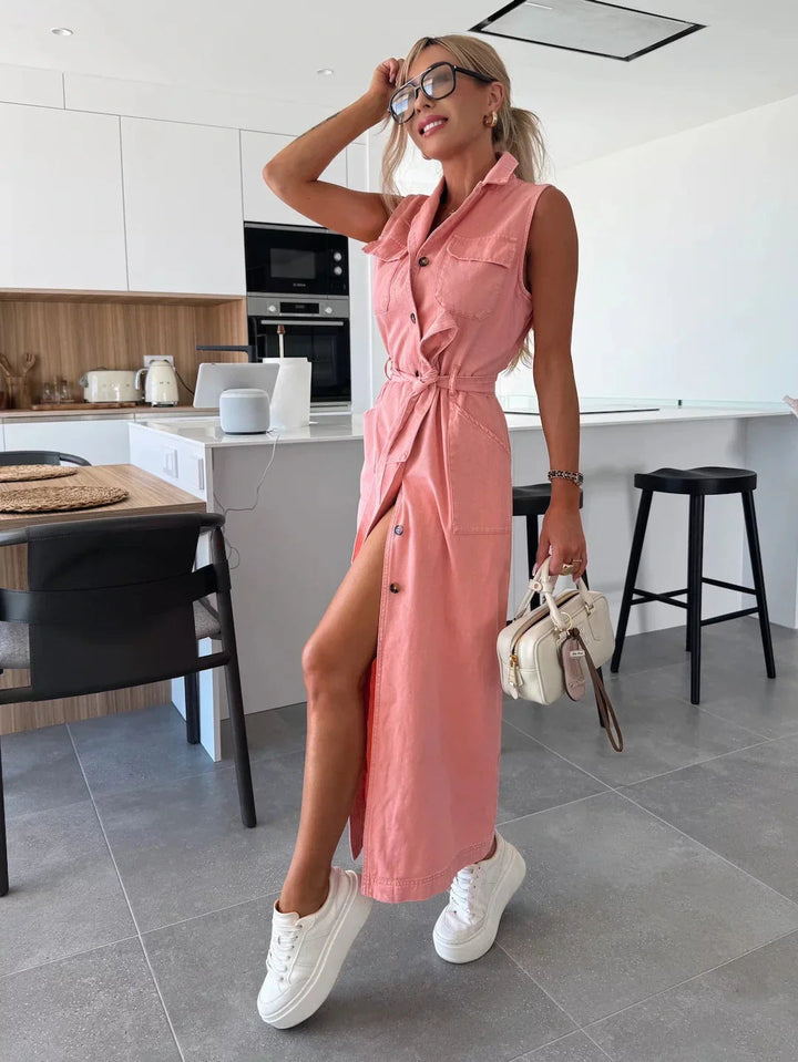 Denimlook dames maxi jurk met flatterende ceintuur en modieuze doorknoop sluiting; casual elegantie.