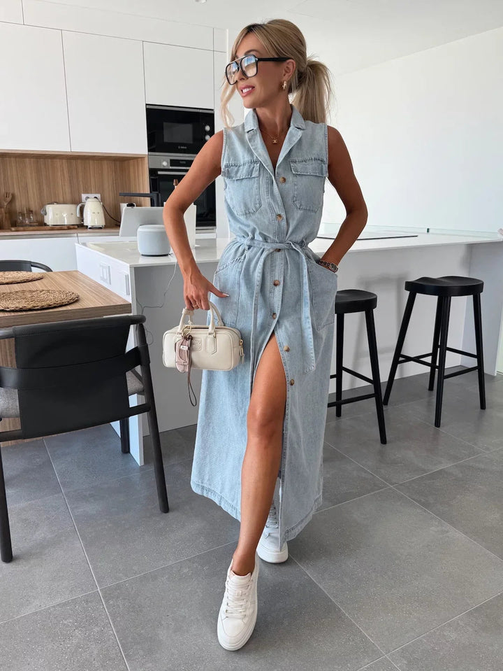 Mouwloze denimlook maxi jurk voor dames met ceintuur; perfecte casual lentezomer stijl.