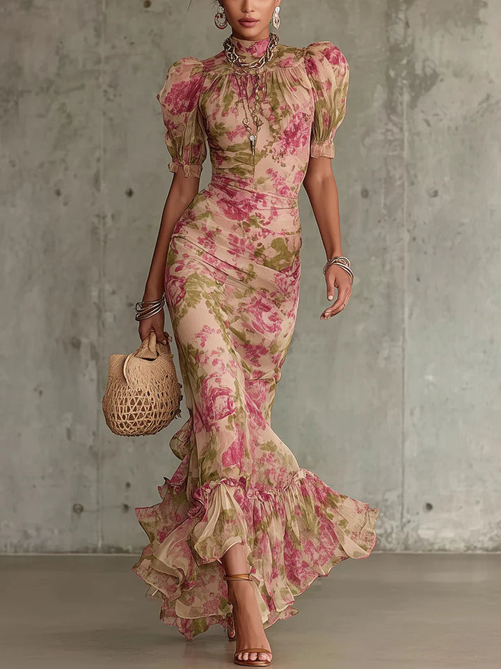 Romantische dames maxijurk met rozenprint en vintage silhouet, ideaal als elegante zomer- of feestjurk.