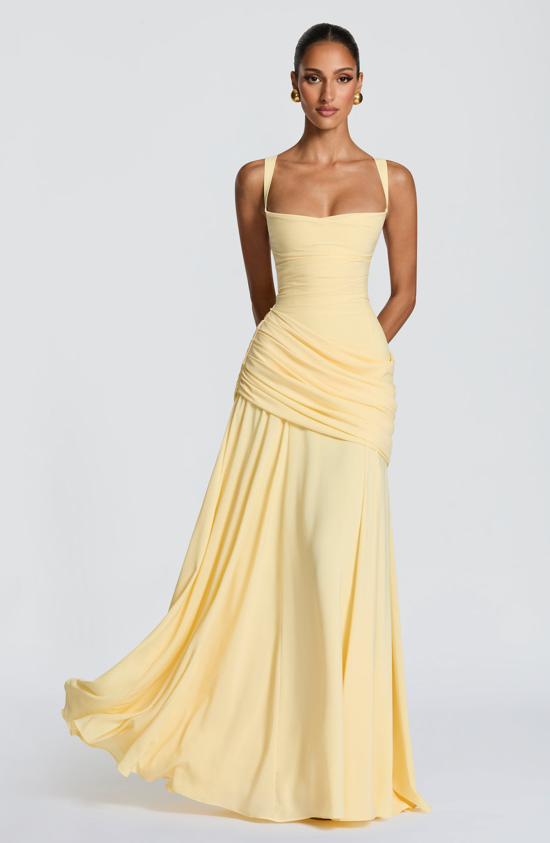 Levendige gele maxi jurk voor dames met gedrapeerde twist cowl halslijn. Ideaal als zomerjurk of feestjurk.