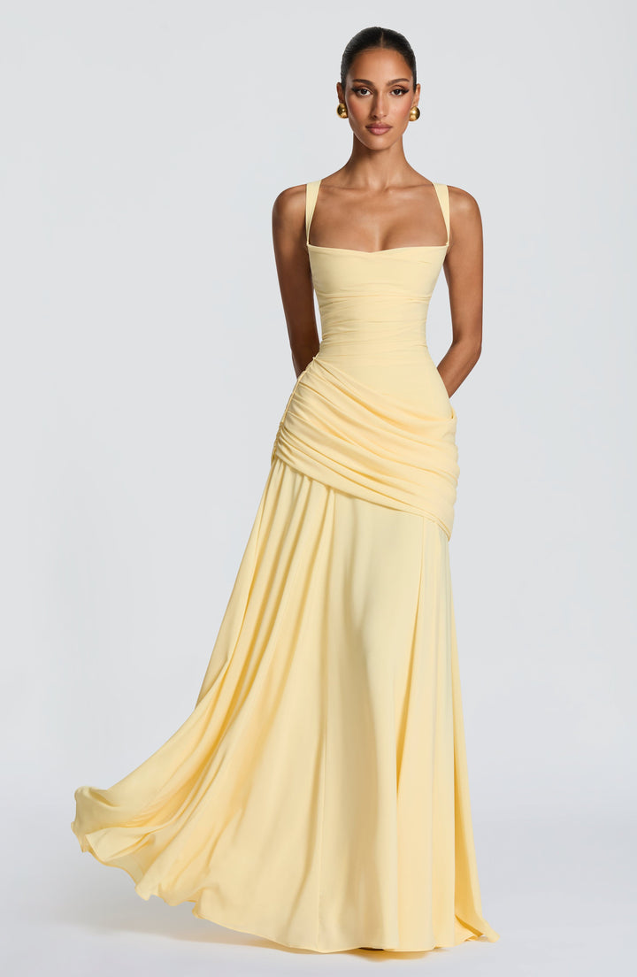 Levendige gele maxi jurk voor dames met gedrapeerde twist cowl halslijn. Ideaal als zomerjurk of feestjurk.
