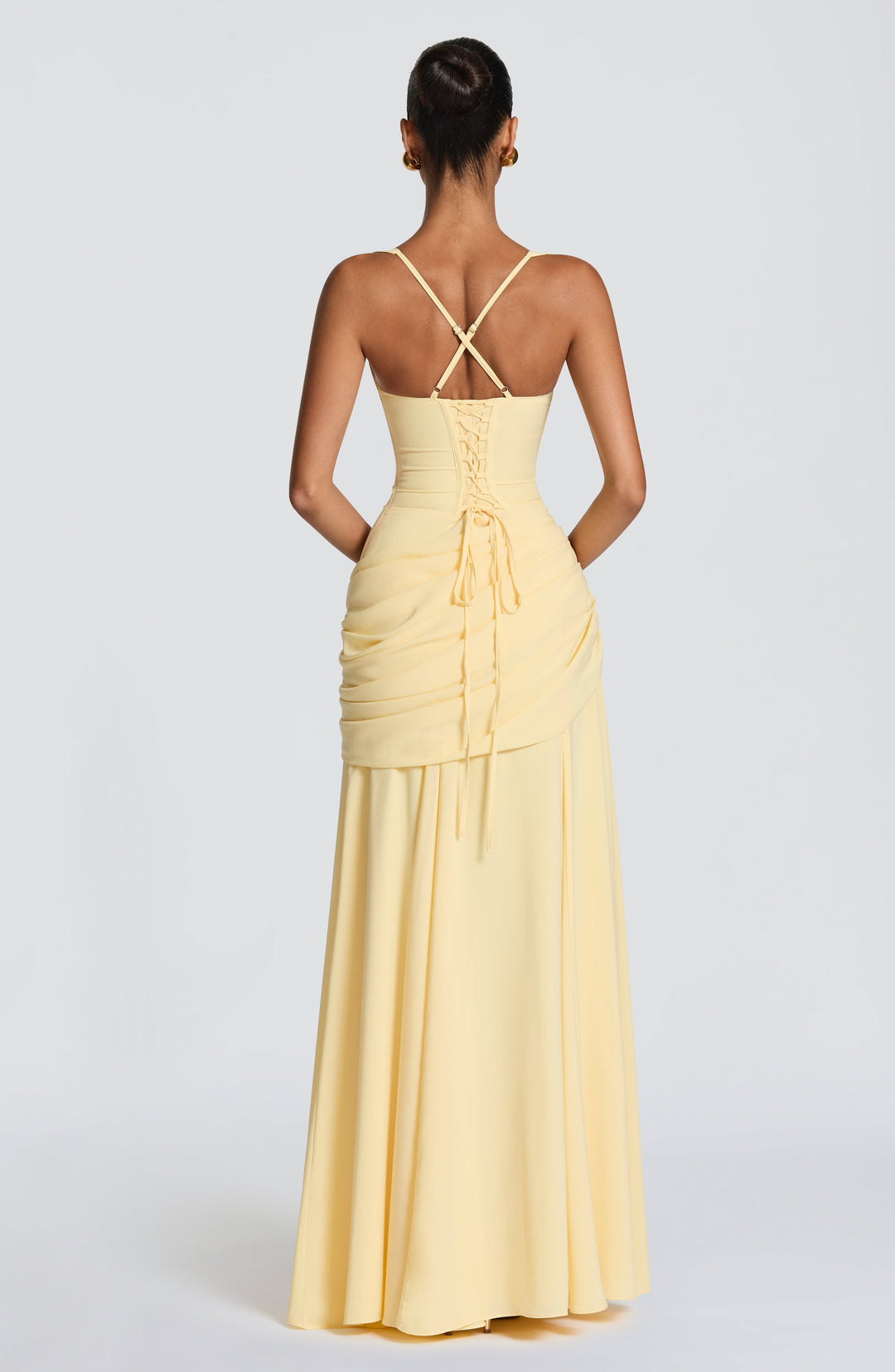 Diepblauwe vrouwelijke avondjurk. Lange maxi jurk met elegante twist cowl hals en gedrapeerde details.