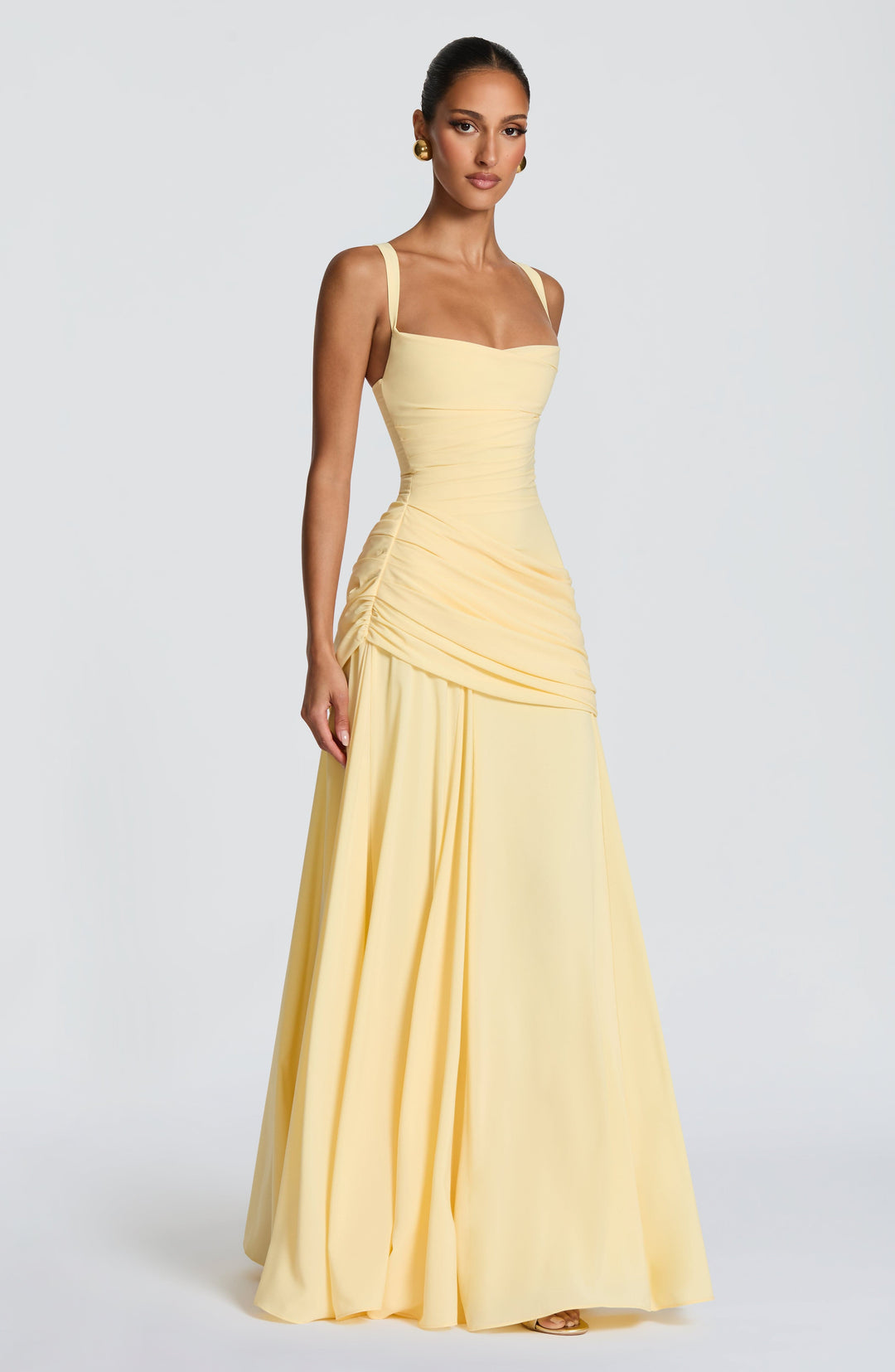 Stijlvolle feestjurk voor dames: een lange gedrapeerde maxi jurk met unieke twist cowl halslijn. Chique.