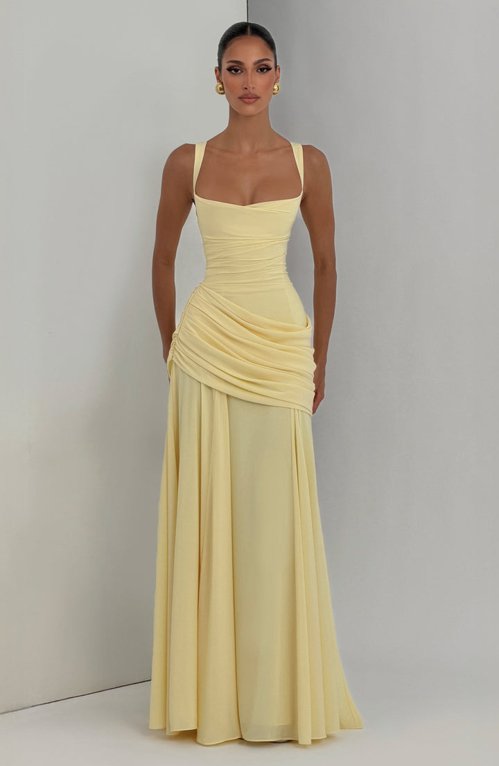 Zomerse gele maxi jurk met elegante twist cowl halslijn. Een modieuze en vrouwelijke gedrapeerde jurk.