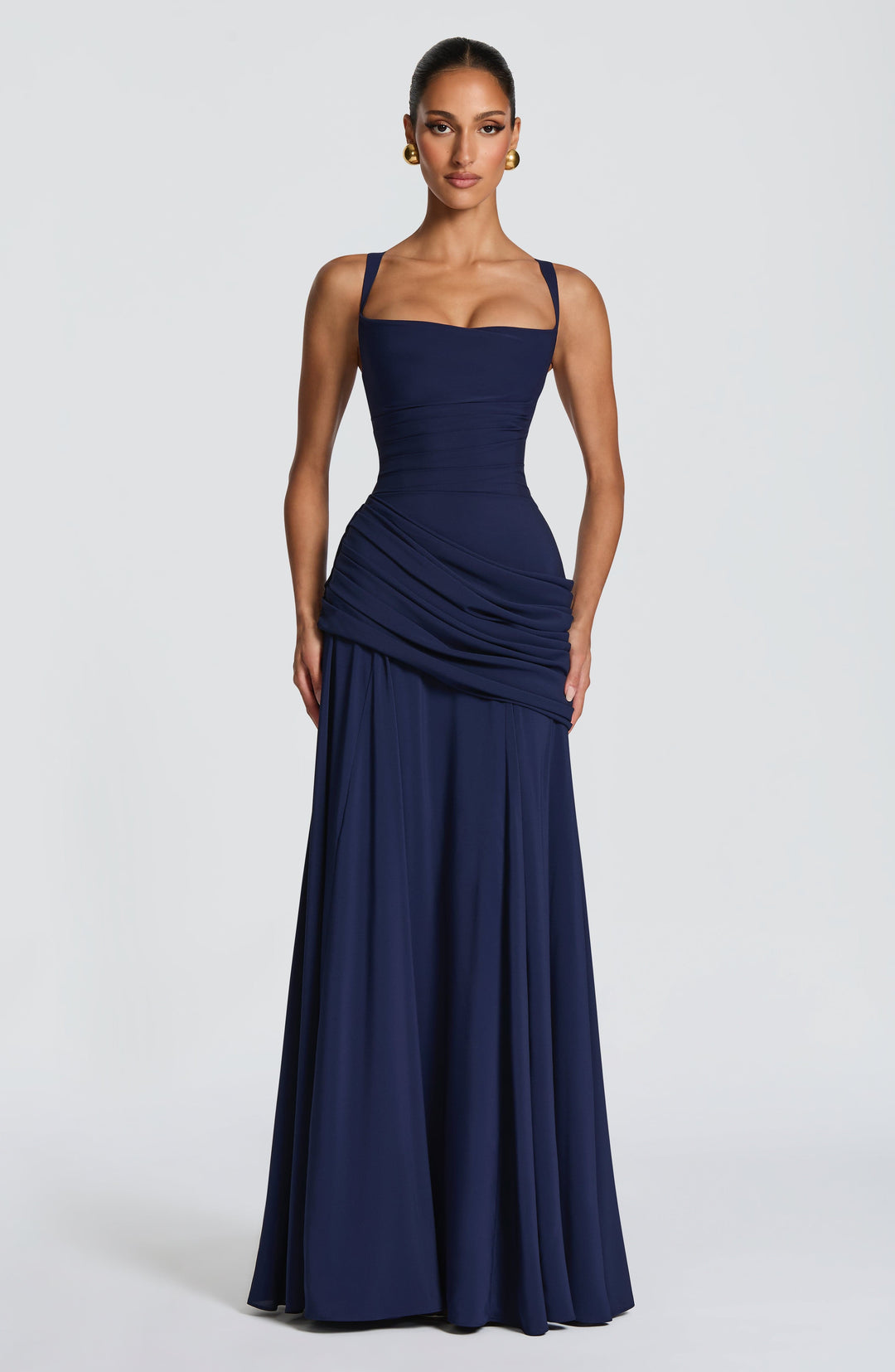 Donkerblauwe maxi jurk voor dames. Gedrapeerde jurk met chique twist cowl halslijn, ideaal voor een avond.