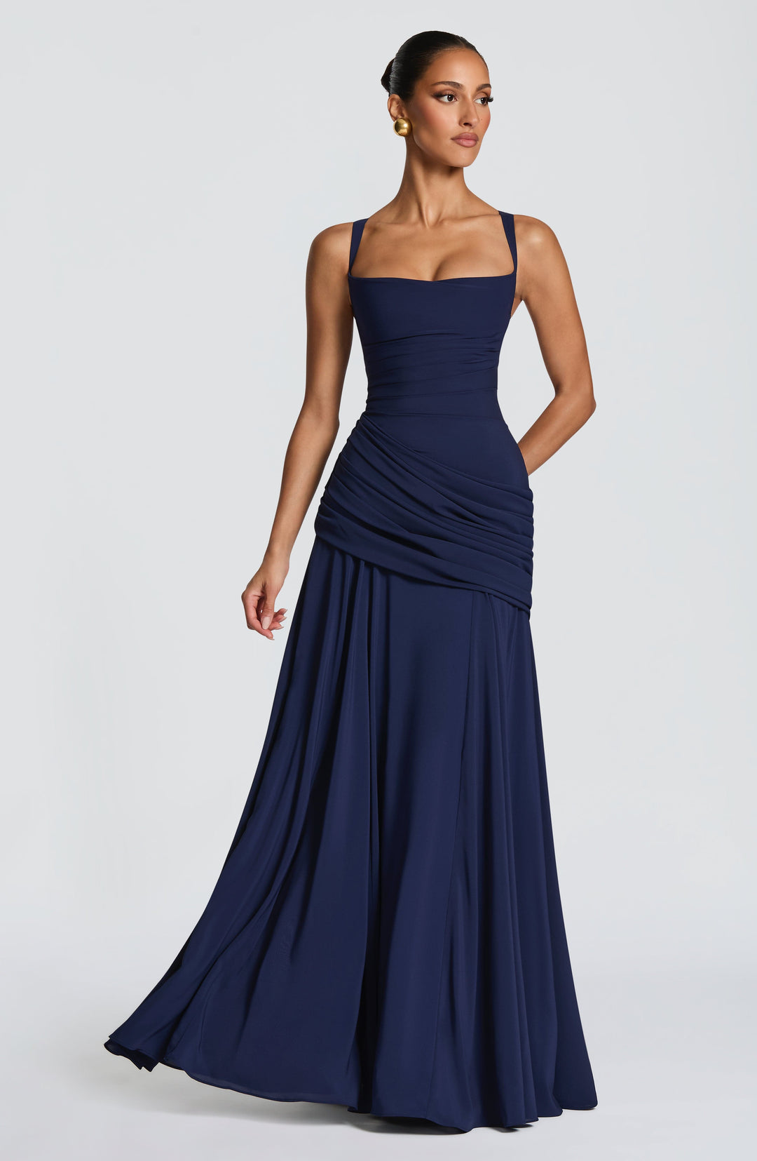 Elegante lange dames jurk met twist cowl hals. Perfect als avondjurk, feestjurk of zomerse maxi jurk.