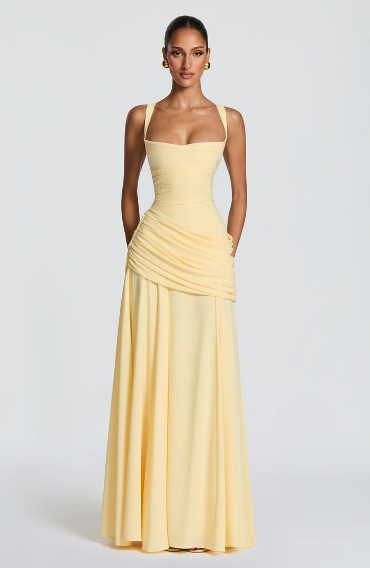Elegante dames maxi jurk met chique twist cowl halslijn. Perfecte avond- of feestjurk in stijlvol design.