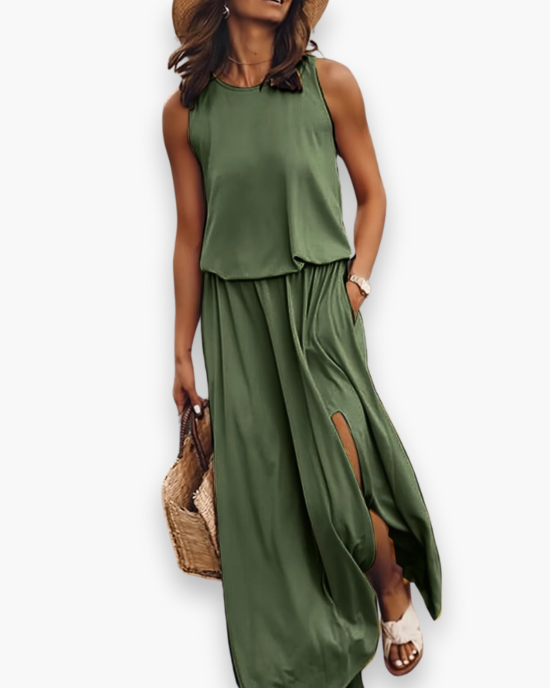 Model draagt een elegante en comfortabele dames zomer maxi-jurk, luchtig en stijlvol.