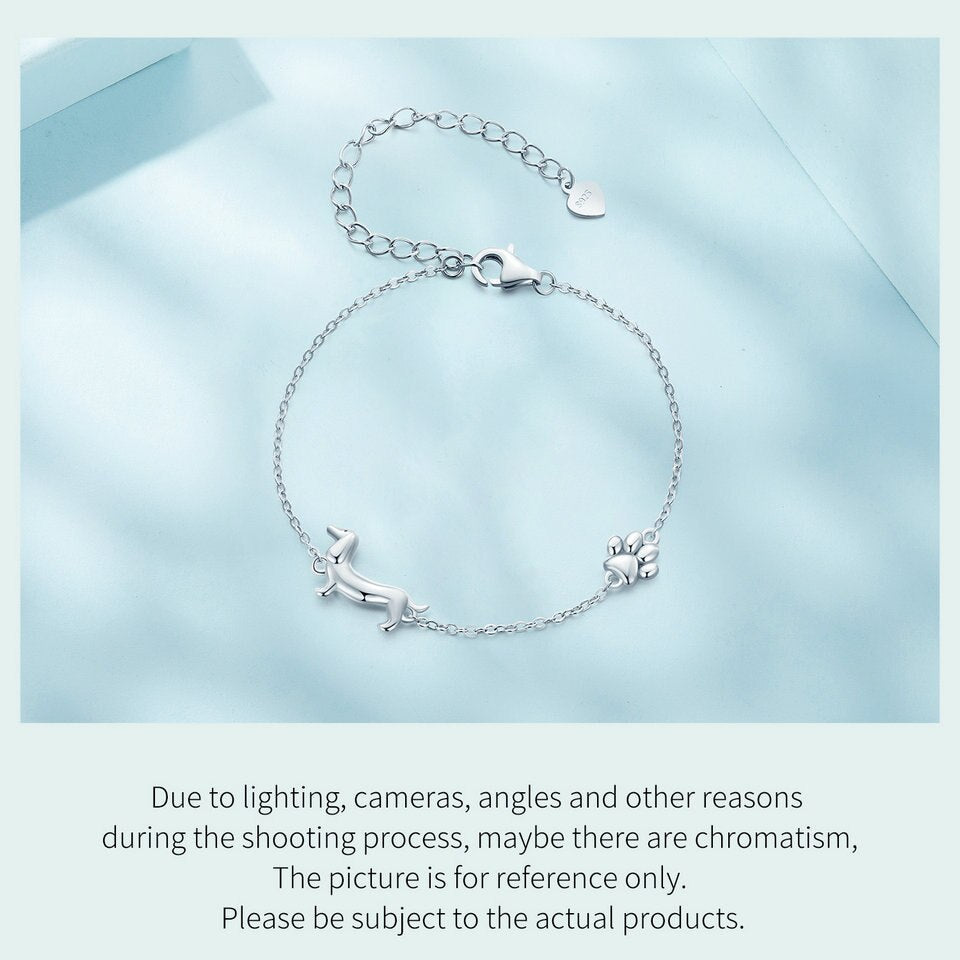 Elegante dames armband met teckel bedel. Verzilverd, verstelbaar, een must-have accessoire voor hondenliefhebbers.