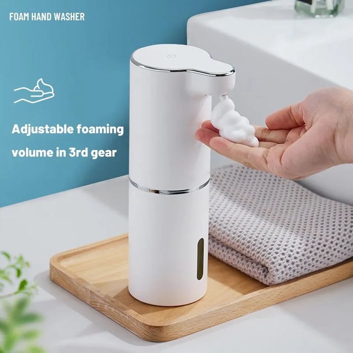 Compacte contactloze zeepdispenser (wit), ideaal voor hygiëne in keuken, badkamer of kantoor.