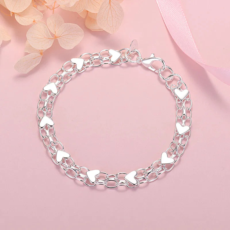 Stijlvolle verzilverde hartarmband voor dames, perfect als geschenk of mode-accessoire. Mooi sieraad.