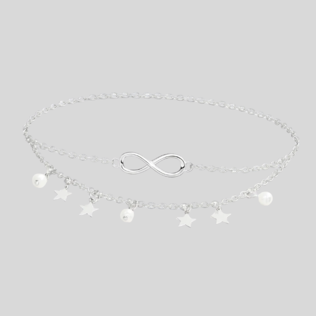Zilverkleurige gelaagde dames enkelketting met sterren en parels, een trendy mode accessoire.