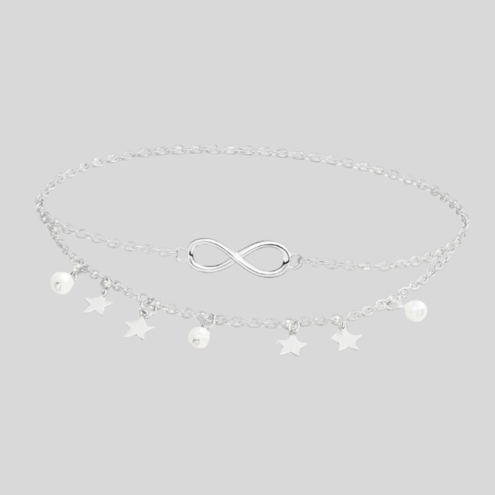 Zilverkleurige gelaagde dames enkelketting met sterren en parels, een trendy mode accessoire.