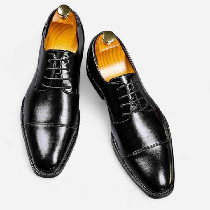 Gedetailleerde foto van glanzende Oxford herenschoenen, vetersluiting, symbool van tijdloze elegantie en stijl.