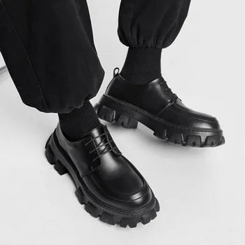 Comfortabele zwarte heren vrijetijdsschoenen 'Ethan' met een dikke, schokabsorberende zool en leren bovenwerk.