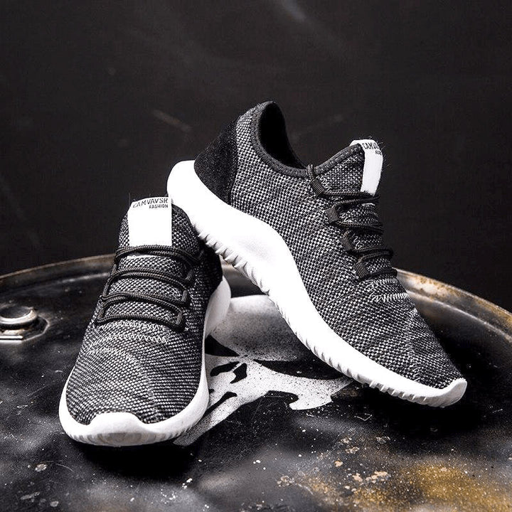 Lichtgewicht beige heren sneakers met flexibele zool voor optimale demping.