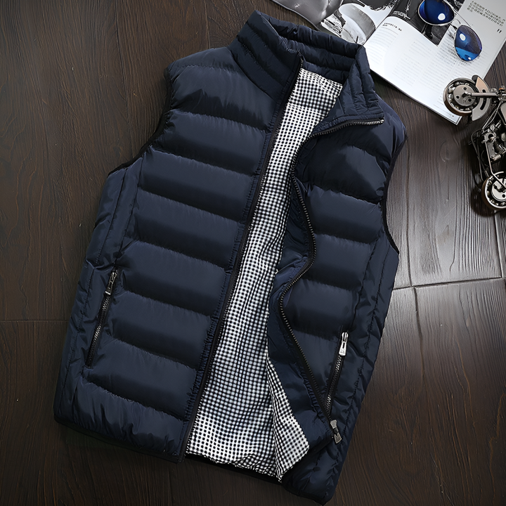 Blauwe lichtgewicht heren bodywarmer, gewatteerd en comfortabel voor casual buitenkleding.