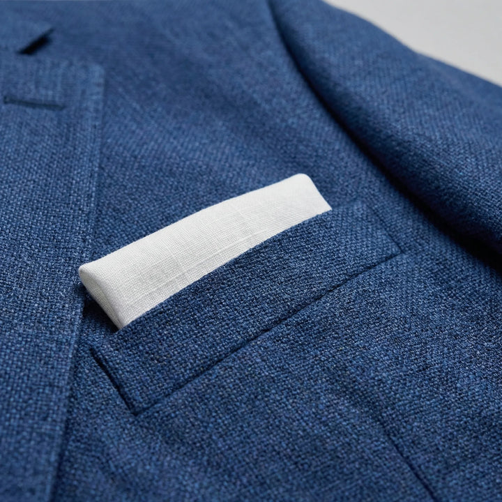 Moderne marineblauwe heren blazer, zakelijk en stijlvol. Klassieke revers en knoopsluiting.