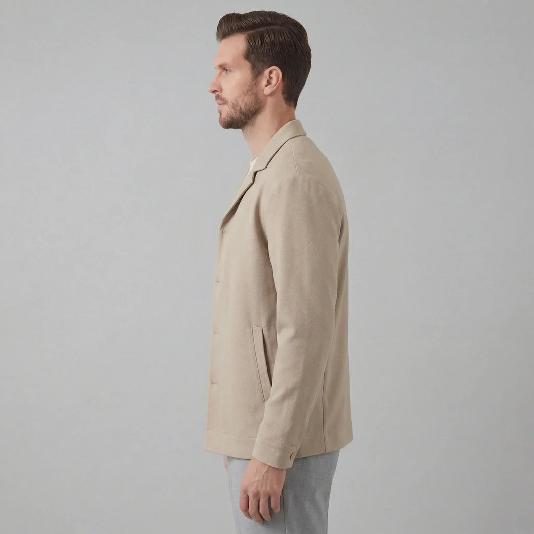 Elegante beige unisex blazer, ideaal voor zowel casual als zakelijke outfits, met klassieke knoopsluiting.