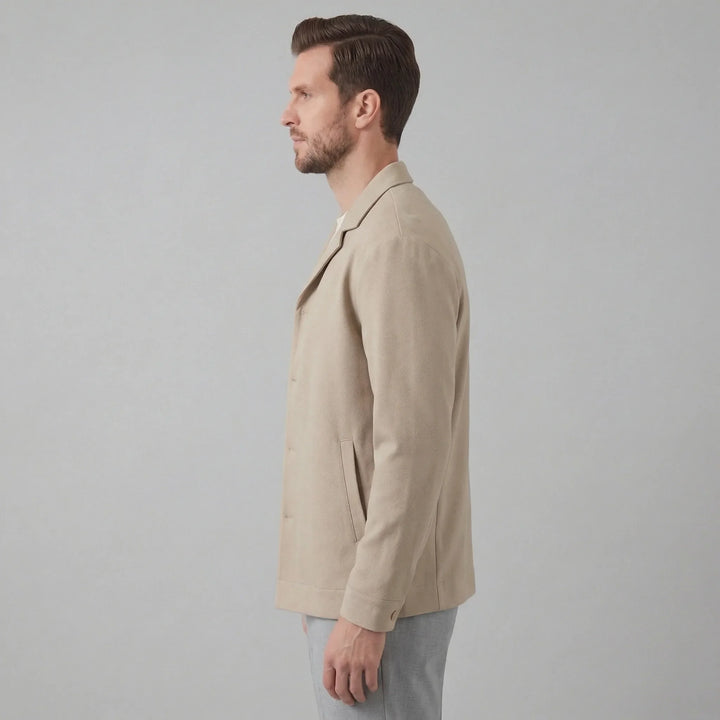 Elegante beige unisex blazer, ideaal voor zowel casual als zakelijke outfits, met klassieke knoopsluiting.