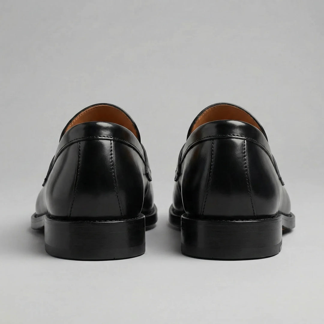 Comfortabele zwarte herenschoenen, klassieke penny loafers met lage hak en slip-on design.