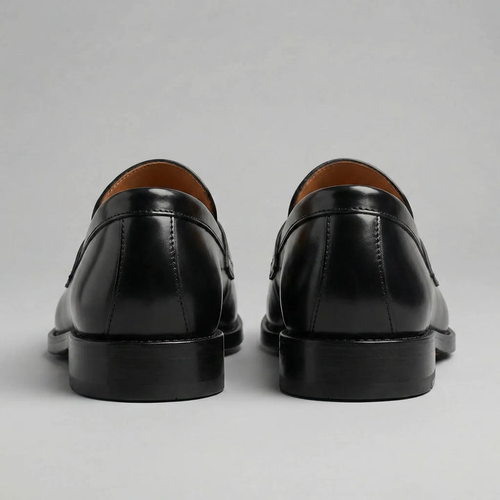 Comfortabele zwarte herenschoenen, klassieke penny loafers met lage hak en slip-on design.