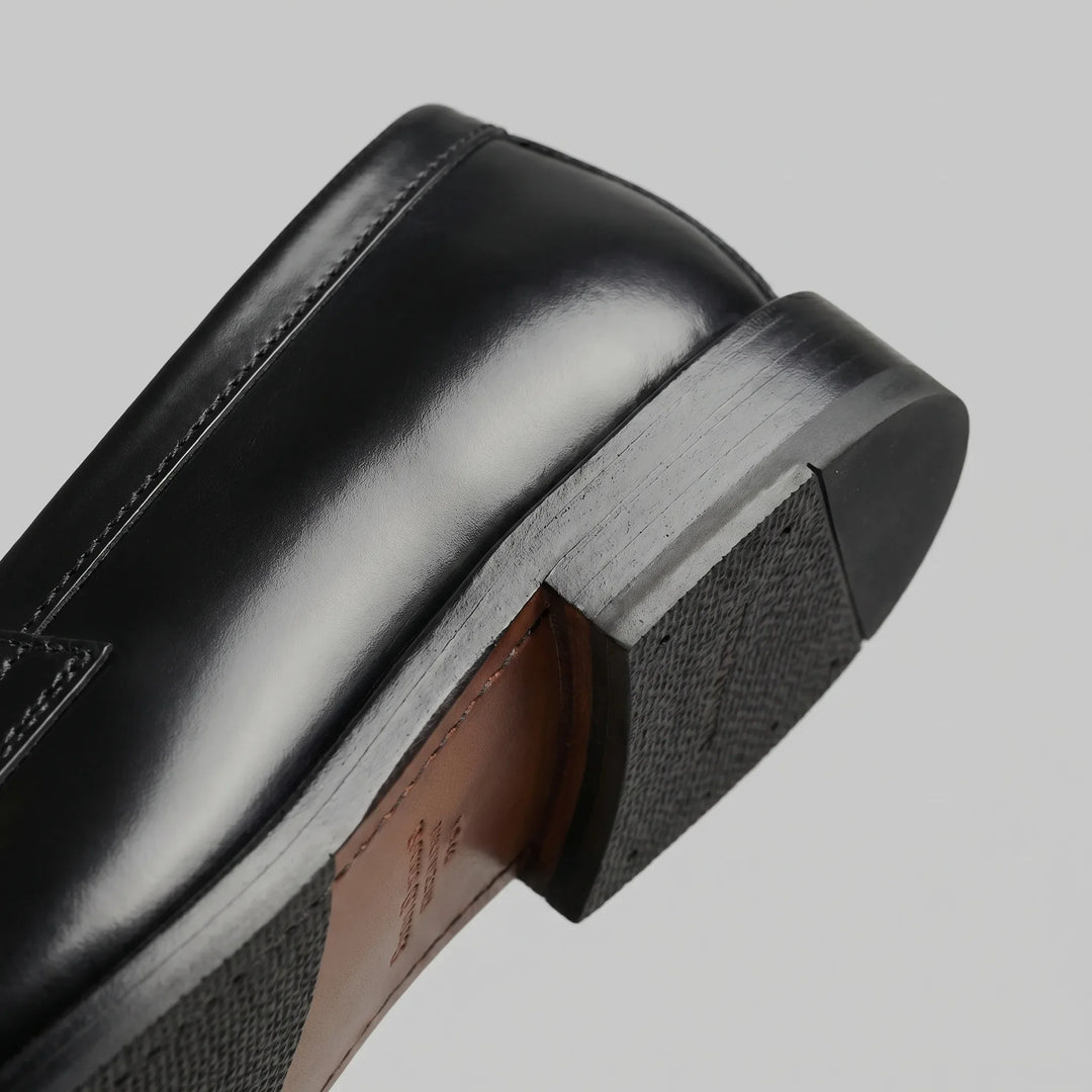 Veelzijdige zwarte heren penny loafers, perfect als formeel of casual schoeisel met elegantie.