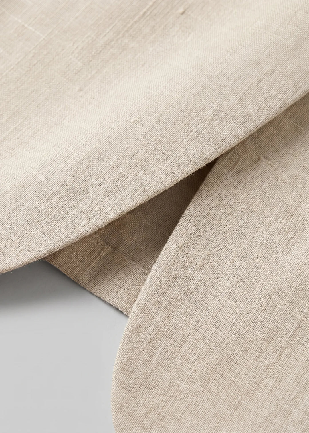 Jonge heren dragen dit moderne beige slimfit pak. Stijlvol voor zakelijke events, feesten of casual lente outfits.