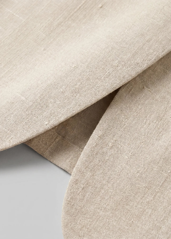 Jonge heren dragen dit moderne beige slimfit pak. Stijlvol voor zakelijke events, feesten of casual lente outfits.