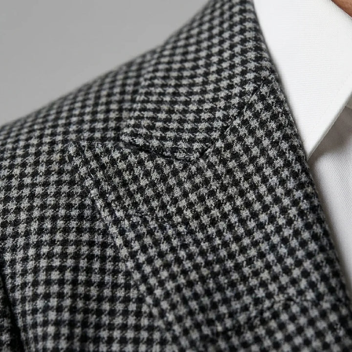Iconische double-breasted herenblazer met ruitpatroon; een must-have voor de moderne en elegante man.