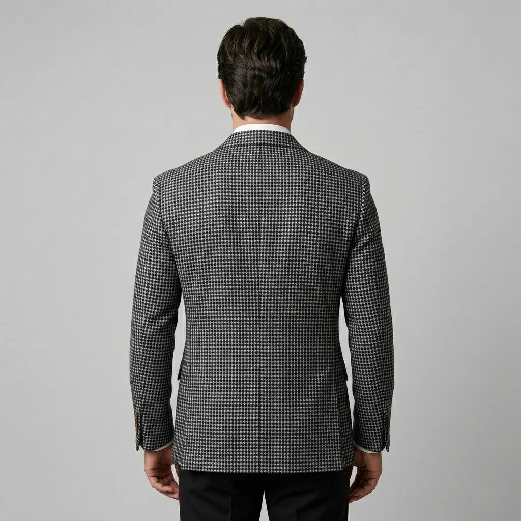 Verfijnde herenblazer, double-breasted, met stijlvol ruitpatroon. Perfect voor formele en casual gelegenheden.