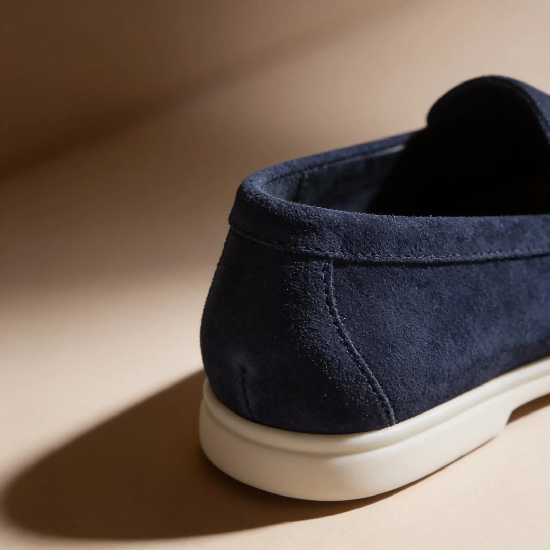 Zwarte suède penny loafers, chique slip-on schoenen voor stijlvolle dames.