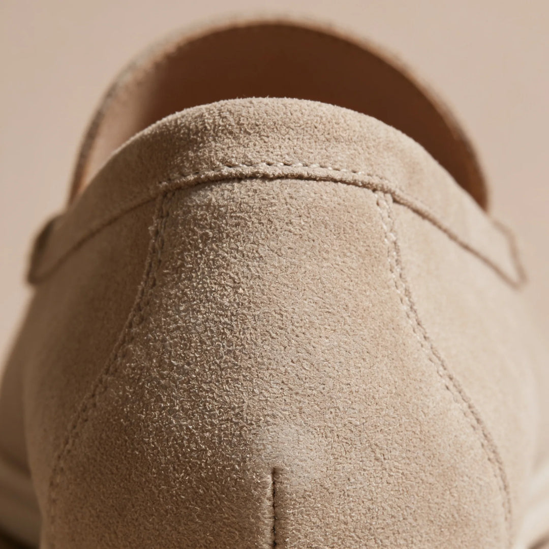 Blauwe penny strap loafers, comfortabele platte schoenen voor een moderne look.