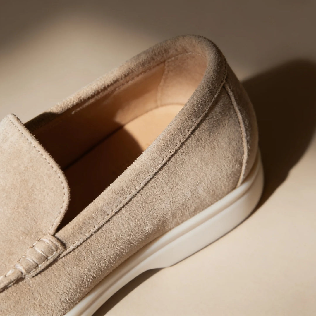 Klassieke zwarte dames instappers, tijdloze slip-on schoenen met penny detail.