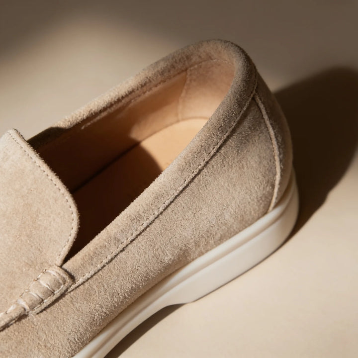 Klassieke zwarte dames instappers, tijdloze slip-on schoenen met penny detail.