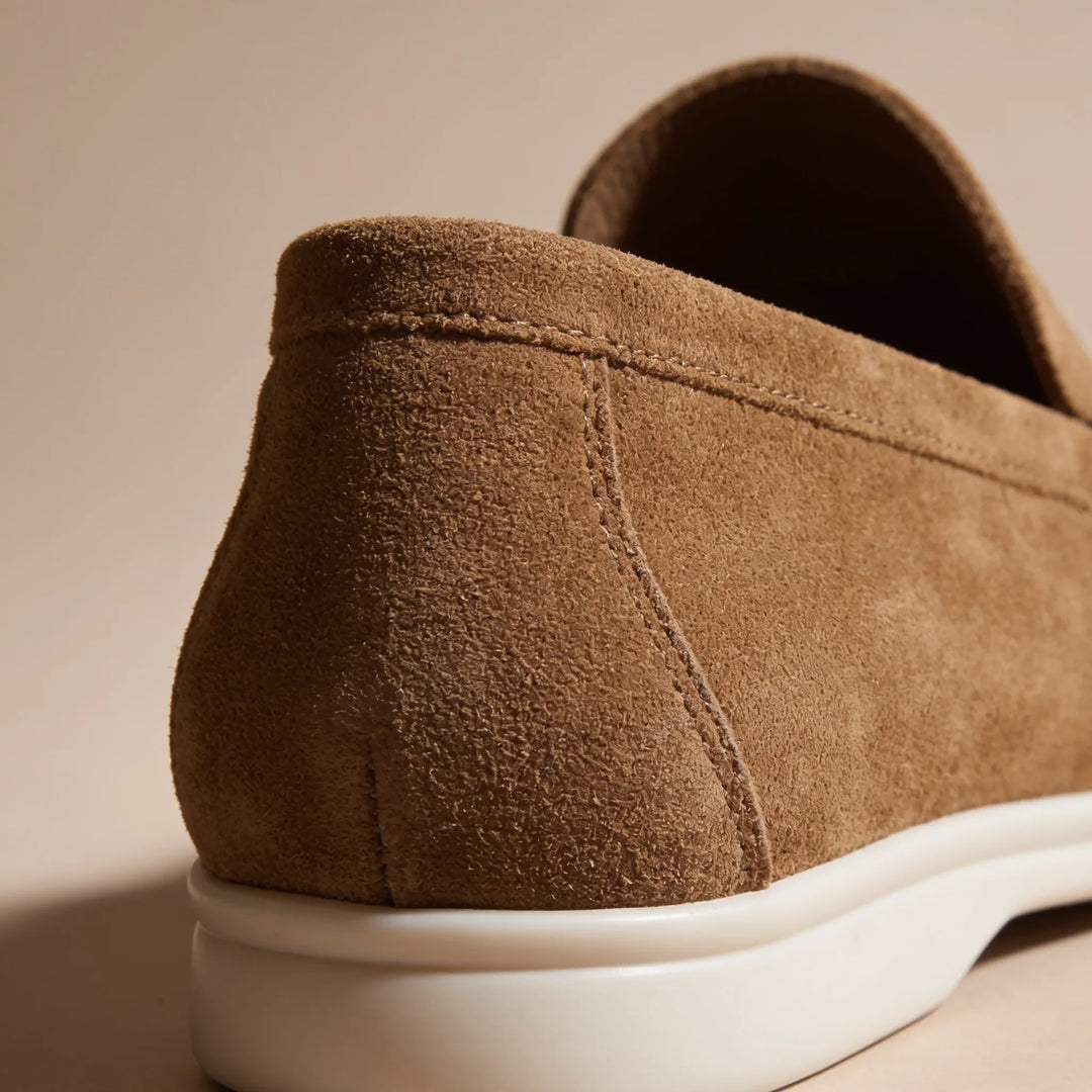 Bordeauxrode dames instappers, opvallende slip-on flats met stijlvolle penny strap.