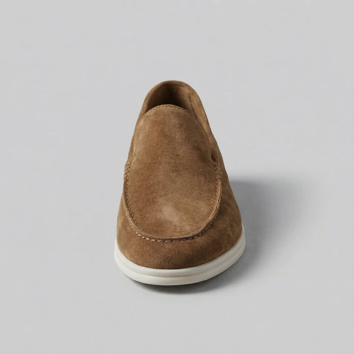 Cognacbruine suède loafers, comfortabele zomerschoenen met penny strap voor dames.
