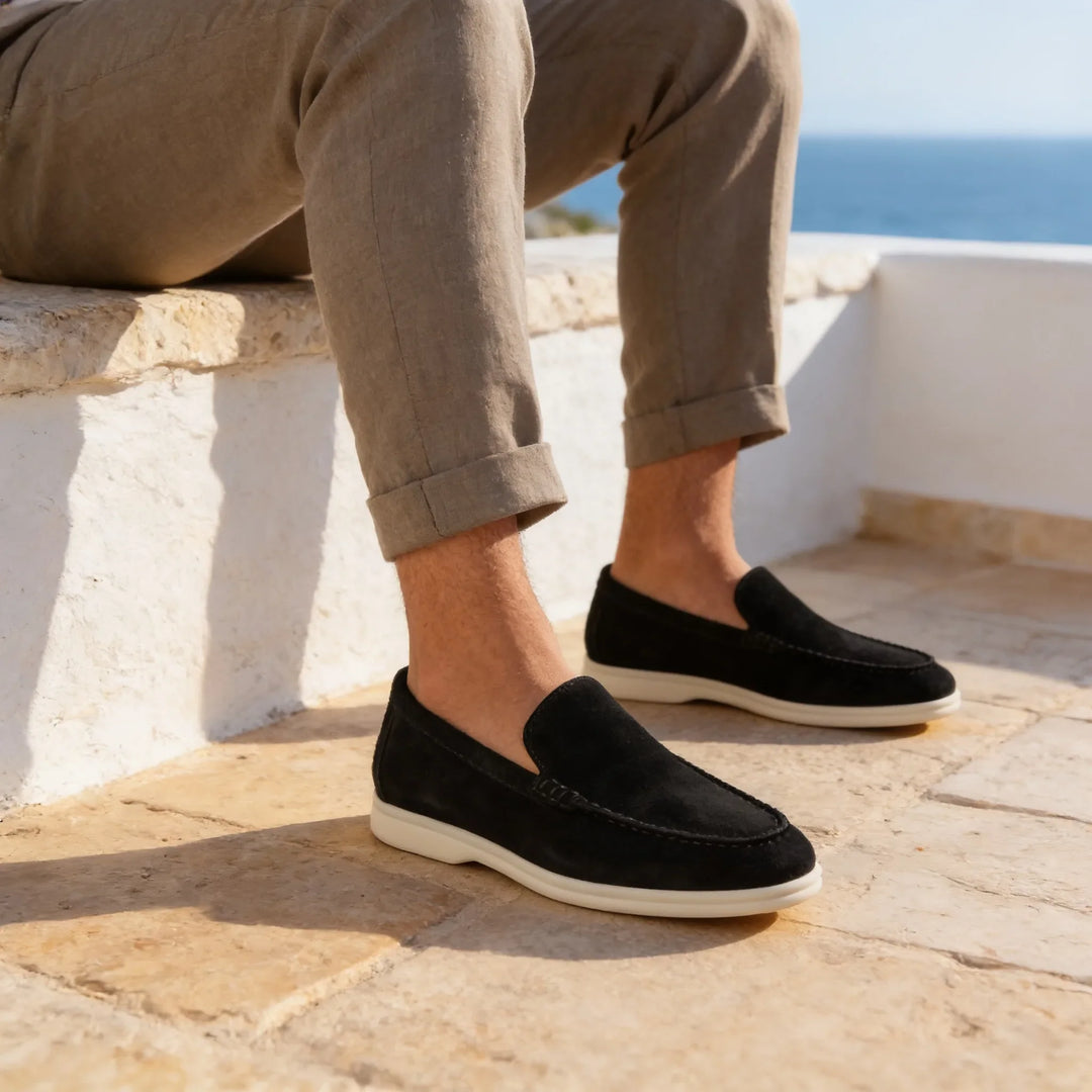 Marineblauwe leren penny loafers, klassieke en comfortabele dames instappers.
