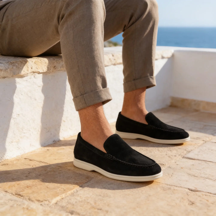 Marineblauwe leren penny loafers, klassieke en comfortabele dames instappers.