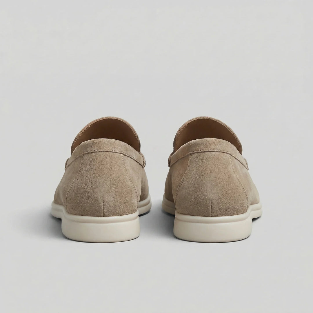 Beige suède slip-on loafers voor dames, perfecte zomerschoenen met comfort.