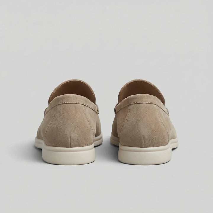 Beige suède slip-on loafers voor dames, perfecte zomerschoenen met comfort.