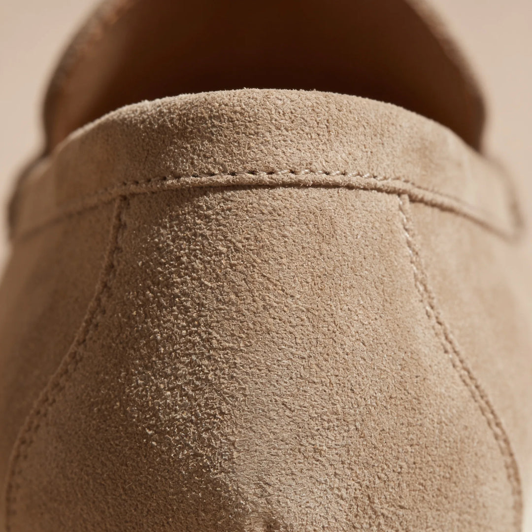 Witte moderne loafers met penny strap, stijlvolle lente flats voor elke dag.