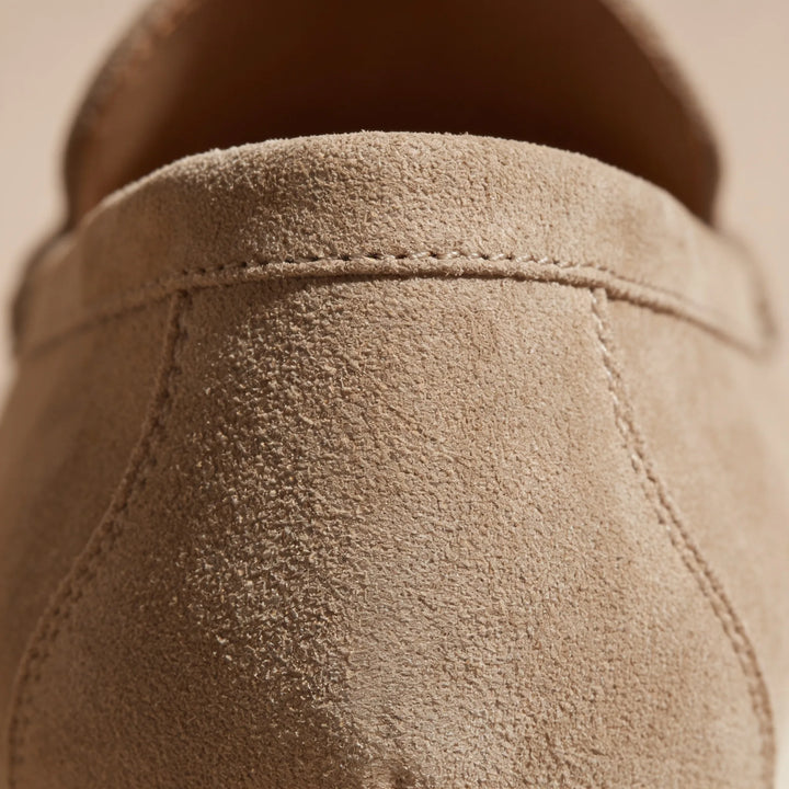 Witte moderne loafers met penny strap, stijlvolle lente flats voor elke dag.