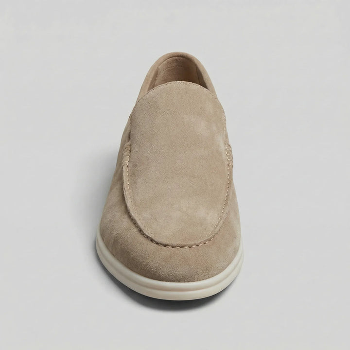 Elegante bruine leren instappers met penny strap, ideale platte zomerschoenen.