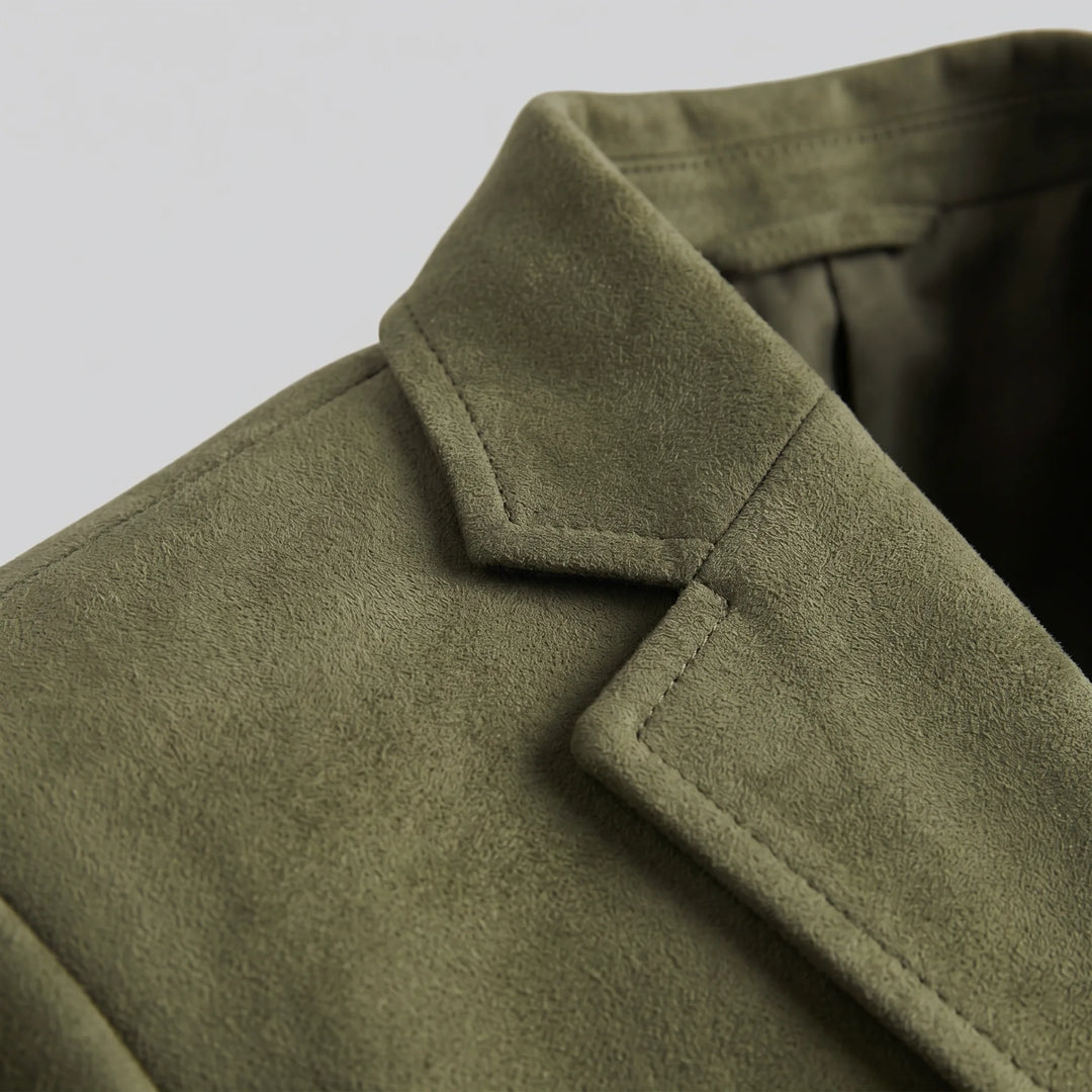 Moderne heren blazer in slim fit model, met subtiele V-hals, ideaal voor een smart-casual outfit.