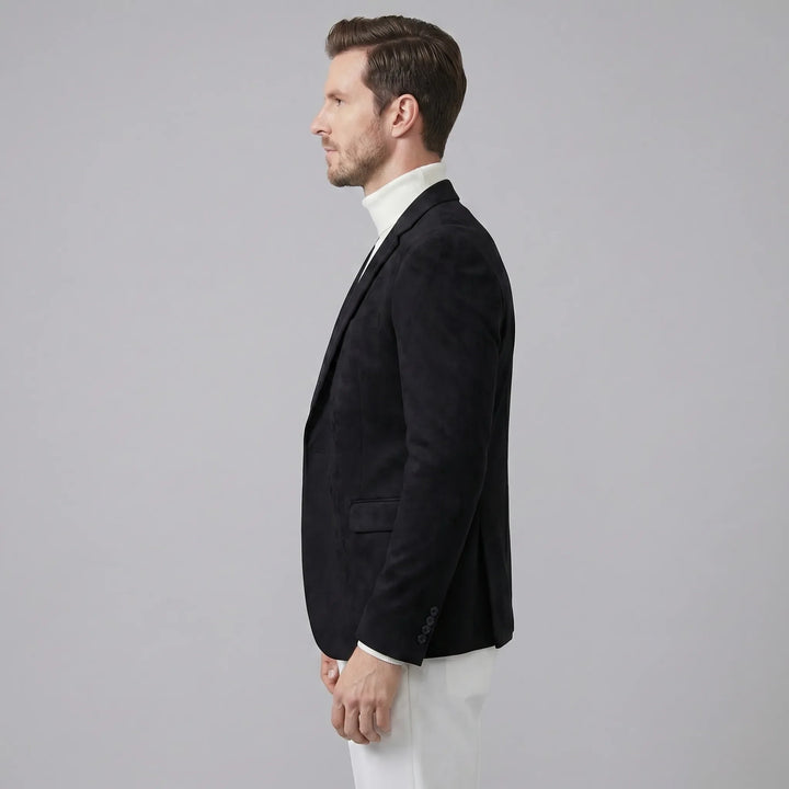 Model draagt een comfortabele heren slim fit blazer met V-hals, casual chic.