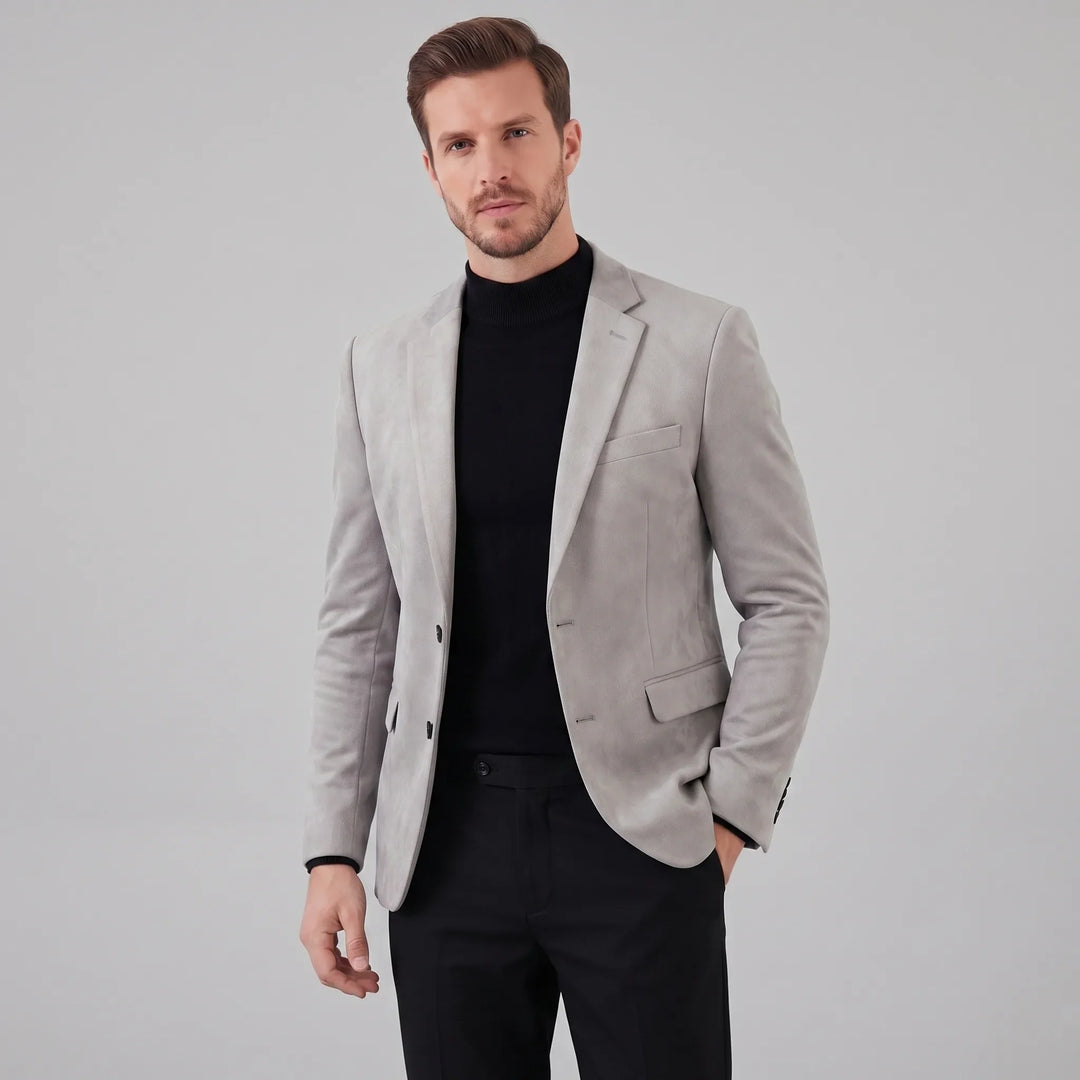 Zwarte heren slim fit blazer met V-hals, getoond op model, zakelijk en modieus.