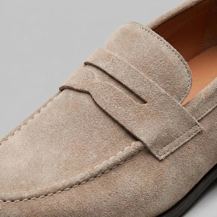 Beige heren penny loafers, comfortabele slip-ons voor smartcasual, klassiek en veelzijdig.