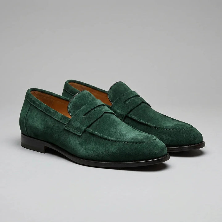 Mosterdgele heren penny loafers, een comfortabele en opvallende keuze, klassiek en modern.